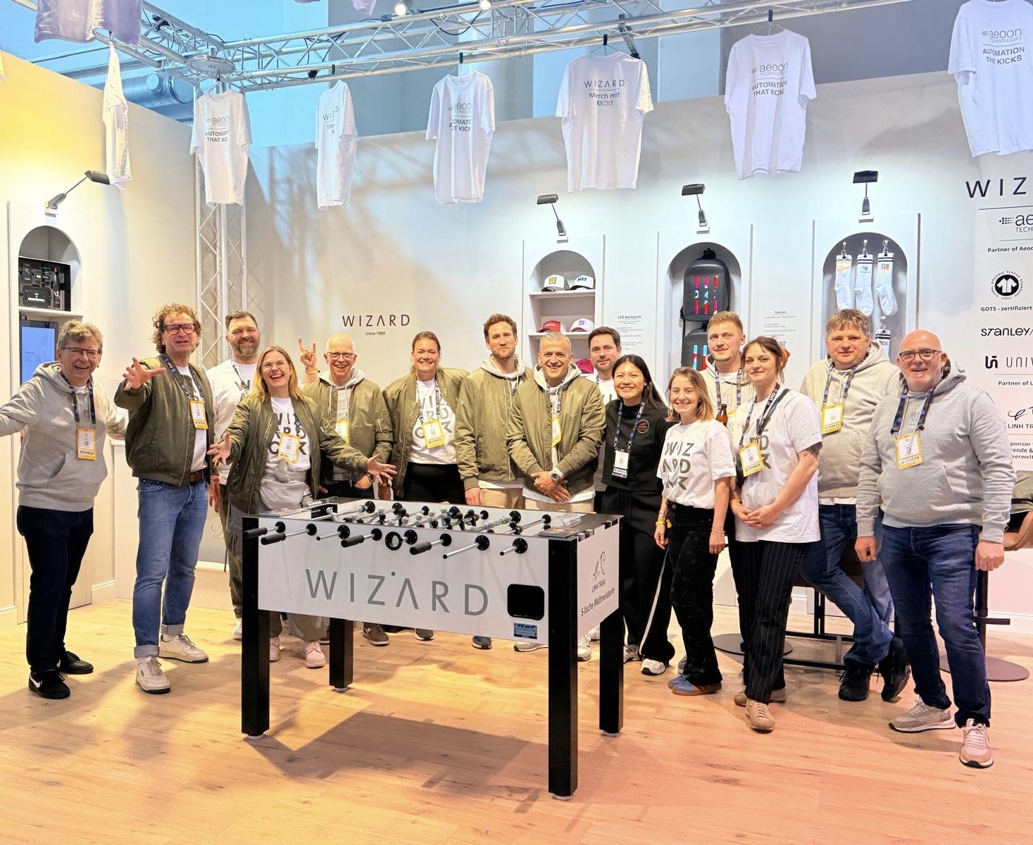 Wizard GmbH Team mit Partner Aeoon und Tischkicker-Weltmeisterin Linh Tran am Messestand auf der OMR 26 in Hamburg